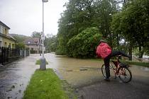 Bleskové povodně na Botiči zasáhly před dvěma roky Prahu 10. Vedení radnice proto rozšiřuje svůj informační systém o varovné SMS zprávy. Občané se musí k odběru registrovat.
