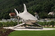 Závodiště v Chuchli zdobí socha žraloka.
