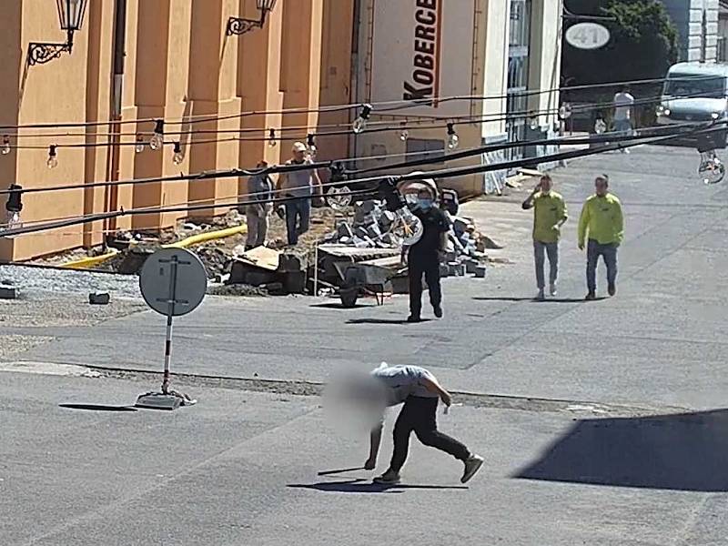 Loupež a vydíraní v Pražské tržnici. Policie hledá další poškozené a případné svědky tohoto incidentu.