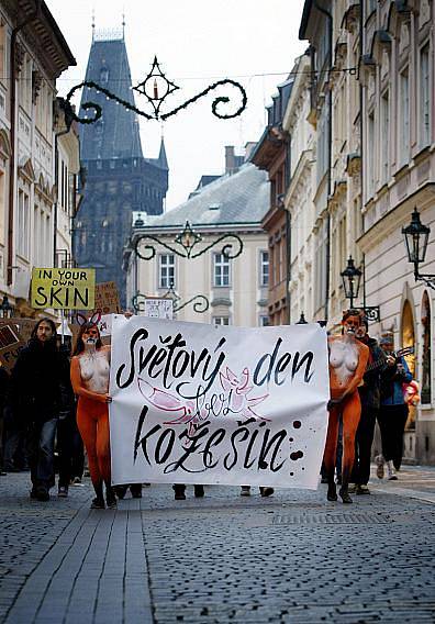 Protestní průvod proti kožešinovému průmyslu při příležitosti Světového dne bez kožešin prošel centrem Prahy 26. listopadu.