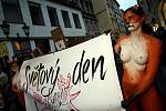Protestní průvod proti kožešinovému průmyslu při příležitosti Světového dne bez kožešin prošel centrem Prahy 26. listopadu.