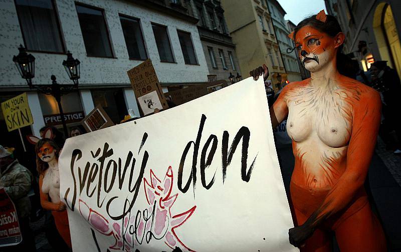 Protestní průvod proti kožešinovému průmyslu při příležitosti Světového dne bez kožešin prošel centrem Prahy 26. listopadu.