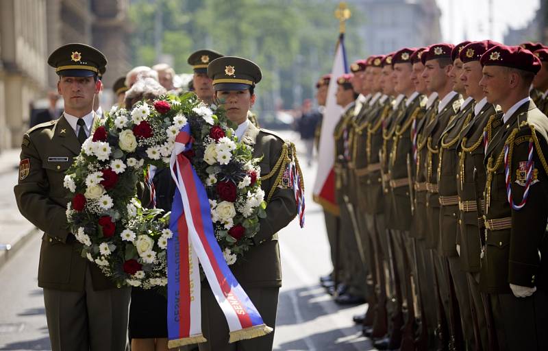 Pietní vzpomínka při příležitosti 71. výročí boje čs. parašutistů proběhla 18. června u kostela Cyrila a Metoděje v Resslově ulici v Praze. 