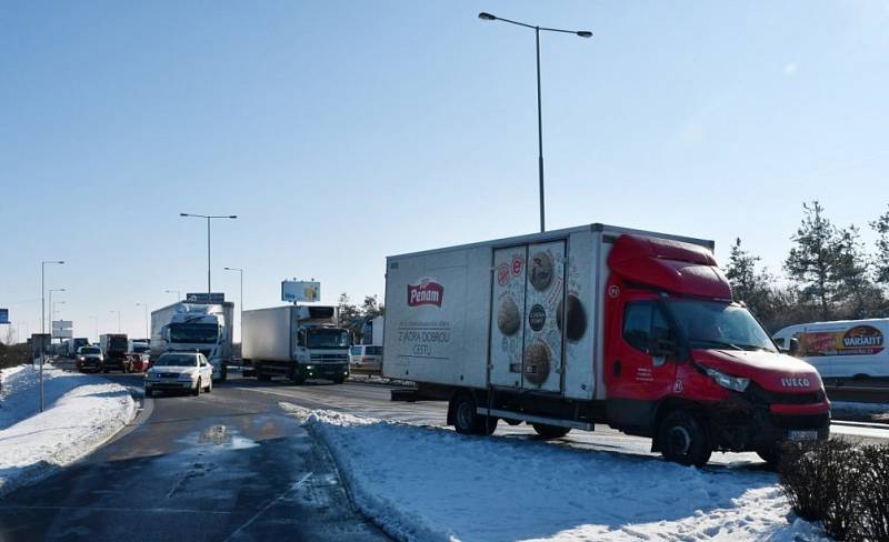 U hromadné nehody na Štěrboholské spojce zasahoval vrtulník LZS.