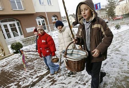 Velikonoční koledníci na sídlišti Dědina v Praze.