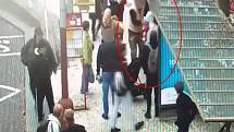 Kriminalisté prosí veřejnost o pomoc při objasnění události, při které utrpěla na pražském Florenci holčička v kočárku poranění v obličeji.
