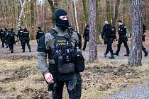Vyšetřování vraždy v Klánovicích. Les pročesávají i policisté z Ústeckého kraje.