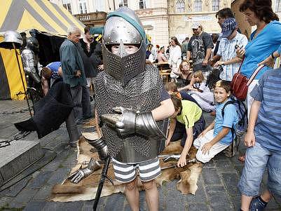 Na Staroměstském náměstí v Praze začaly dne 8.července oslavy 650. výročí položení základního kamene Karlova mostu.