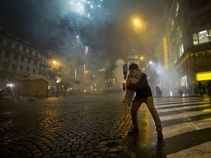 Oslavy nového roku v centru Prahy. Cizinci slavili už od soumraku, Češi si do centra vyšli až před půlnocí.