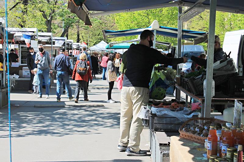 Farmářské trhy na náměstí Jiřího z Poděbrad se ve středu 22. dubna znovu otevřely.