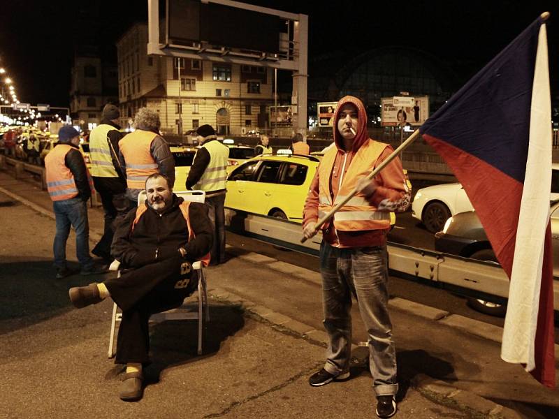 Protestující taxikáři v Praze v pondělí 8. února 2015 po páté hodině ranní zablokovali magistrálu.