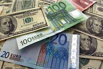 Euro a dolarové bankovky - ilustrační foto.