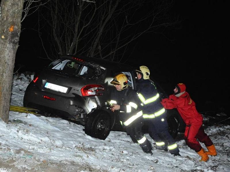 Vyproštění osobního automobilu z Vltavy na Veslařském ostrově v Praze.