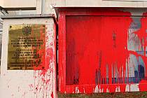Budovu ruského velvyslanectví v Korunovační ulici v Praze 6 někdo potřísnil rudou barvou. Zřejmě má symbolizovat krev prolitou při invazi ruských vojsk na Ukrajinu.