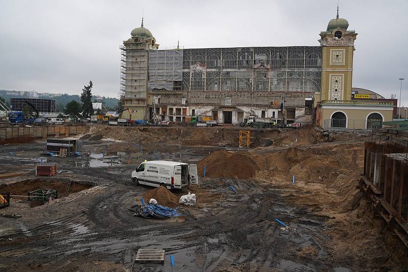 Stavební jáma levého křídla Průmyslového paláce.