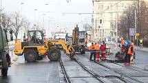 Rašínovo nábřeží - začala oprava tramvajové trati, automobilová doprava je svedena na náplavku ve směru na Podolí.