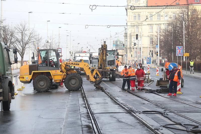 Rašínovo nábřeží - začala oprava tramvajové trati, automobilová doprava je svedena na náplavku ve směru na Podolí.