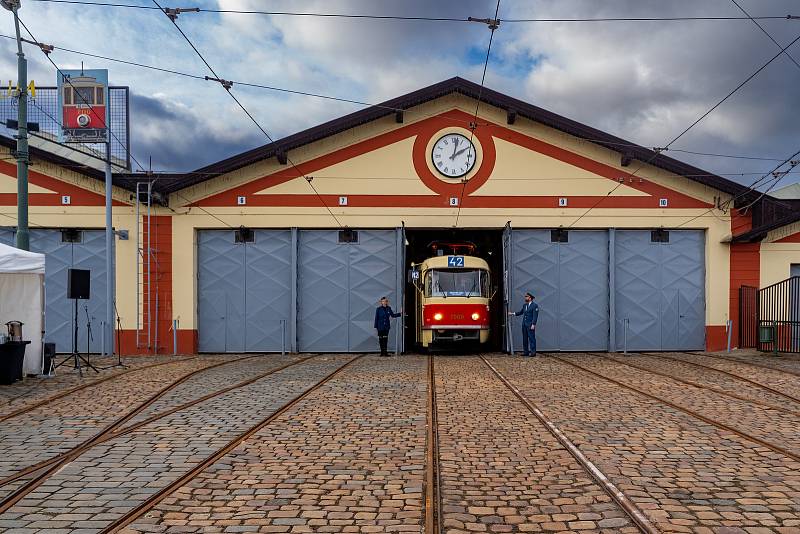 Ze slavnostního představení první tramvaje K2 (ev. č. 7000) v pravidelném provozu v Praze, vozovna Střešovice.