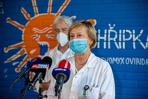 Nové očkovací centrum v Nemocnici Na Bulovce. Primářk Hana Roháčová z Kliniky infekčních, parazitárních a tropických nemocí.