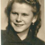Celou základní školu studovala paní Hedvika v době probíhající 2. světové války.