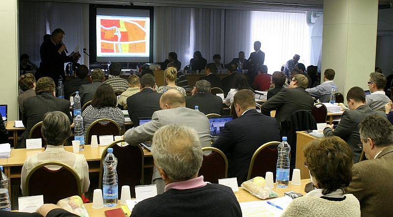 Zasedání zastupitelstva Prahy 10 ohledně způsobu zachování stadionu Ďolíček pro prvoligový fotbal, se konalo v pondělí 12. prosince.