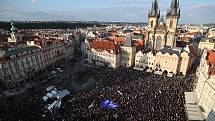 Lidé na Staroměstském náměstí v Praze demonstrují za nezávislost justice kvůli jmenování Marie Benešové ministryní spravedlnosti (6. května 2019).