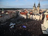 Lidé na Staroměstském náměstí v Praze demonstrují za nezávislost justice kvůli jmenování Marie Benešové ministryní spravedlnosti (6. května 2019).