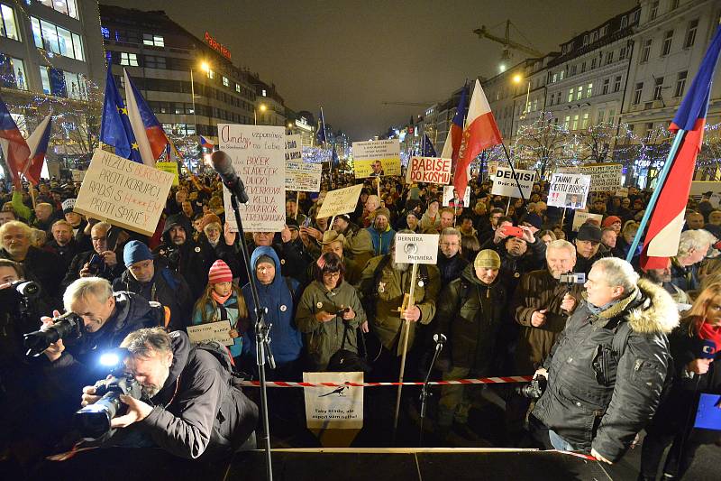 Lidé demonstrují 17. 12. 2019 na Václavském náměstí proti menšinové vládě Andreje Babiše (ANO), která má podporu komunistů. Akci pořádá spolek Milion chvilek pro demokracii.