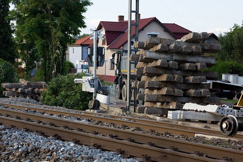 Oprava kolejí a železničního přejezdu v Uhříněvsi.