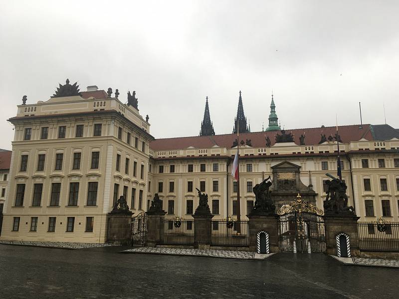 Areál Pražského hradu je kvůli nouzovému stavu v souvilosti s covid-19 uzavřen.