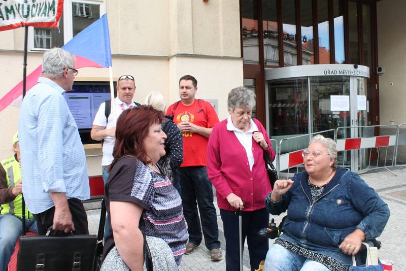 Zastupitelstvo Prahy 6 projednávalo 12. září 2019 osud sochy maršála Koněva. Sešli se zde i odpůrci zakrytí či přemístění.