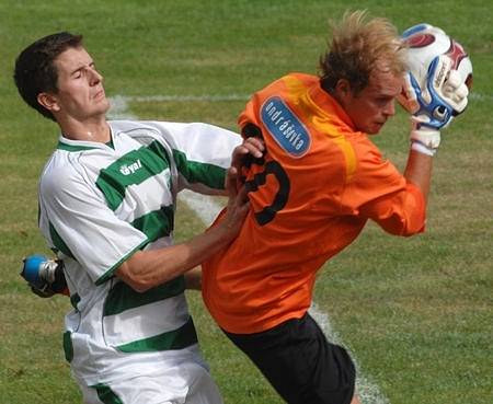 Brankář Michal Soukup #20 (Votice) v akci při fotbalovém utkání FK Meteor Praha VIII vs. SK Marila Votice v Libni.