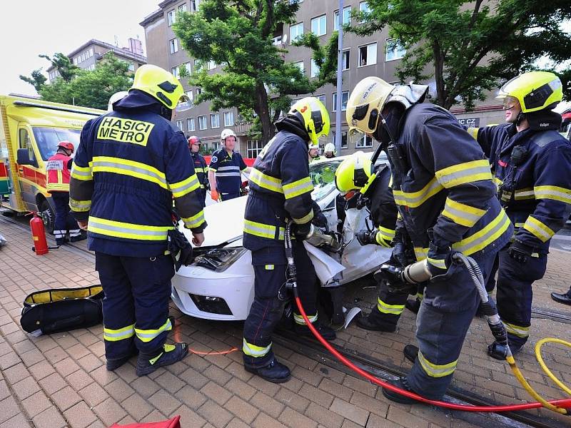 V ulici Sokolovská hasiči vyprošťovali zaklíněnou osobu po střetu osobního auta a tramvaje.