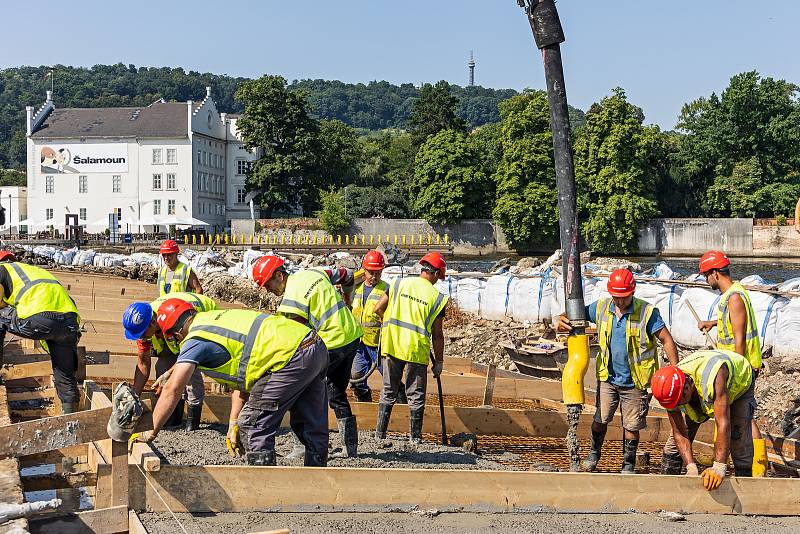 Oprava Staroměstského jezu na Vltavě v metropoli má za sebou betonáž.