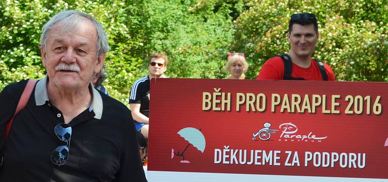 Charitativní Běh pro Paraple se konal v neděli 29. května v Praze v Letenských sadech. Tradičně jej startoval Zdeněk Svěrák a jeho přátelé. Například Karel Šíp nebo spisovatel Petr Šabach.