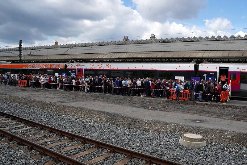 Z briefingu Správy železnic a francouzských státních drah SNCF k příjezdu francouzského vysokorychlostního vlaku TGV na Hlavní nádraží v Praze.