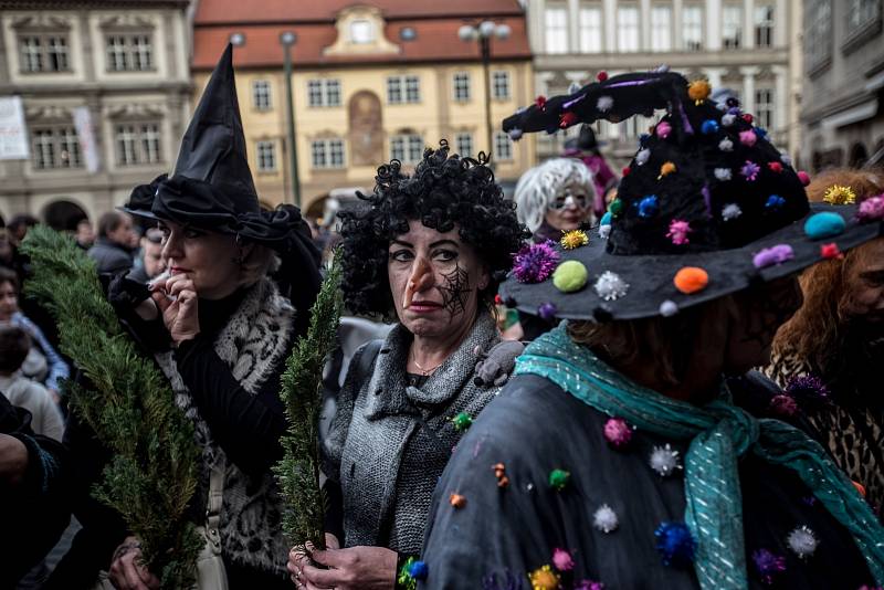 Tradiční pálení čarodějnic probíhalo 30. dubna na mnoha místech ČR, nejinak tradičně na pražské Kampě.