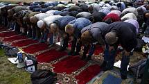 Muslimové žijící v Čechách se v pátek 2. května 2014 sešli poblíž ministerstva vnitra na Letné k protestní modlitbě kvůli nedávnému policejnímu zásahu v objektech Islámské nadace v centru Prahy.