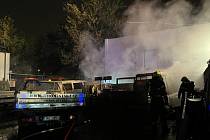 Pět aut střediska údržby zeleně zničil a tři další poškodil požár, který ve středu tři hodiny po půlnoci řádil v areálu společnosti Jihoměstská majetková v Hráského ulici na Chodově.