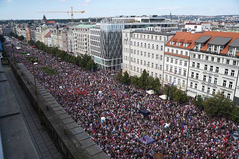 Z demonstrace s názvem Česká republika na 1. místě na Václavském náměstí v Praze.