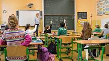 Inkluzi zažívají žáci čtvrté třídy Základní školy Vodičkova v Praze denně. Podle pedagožek je začleňování žáků se speciálními potřebami prospěšné. Peněz na asistenty by ovšem bylo potřeba víc.
