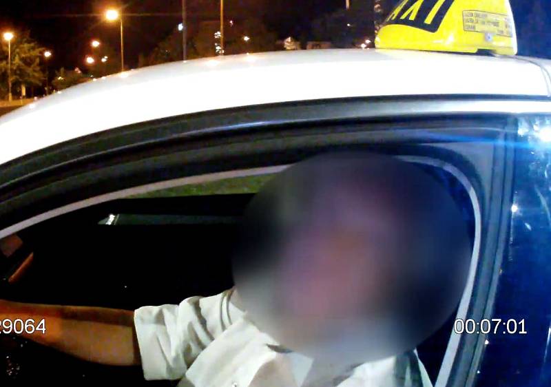 Zadržení taxikáře se zákazem řízení.