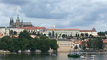 Na Vltavě vyrostly dvě nuly míří na Pražský hrad. Jde o odvetu za Zemanem spálené trenky?