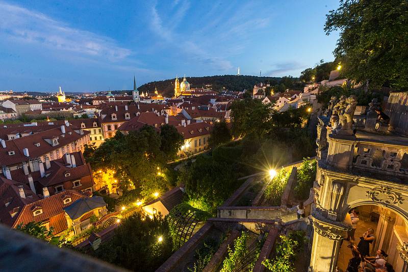 Tradiční Hradozámecká noc v Zahradách pod Pražským hradem