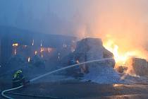 Z požáru skladovacích hal a lisovaného odpadu v Zárybech 22. srpna 2022.