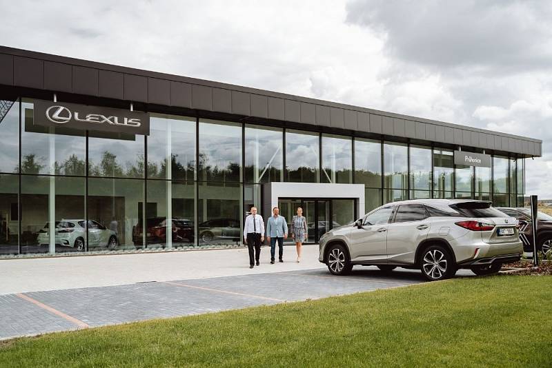 Nový showroom automobilky Lexus byl otevřen v Praze.