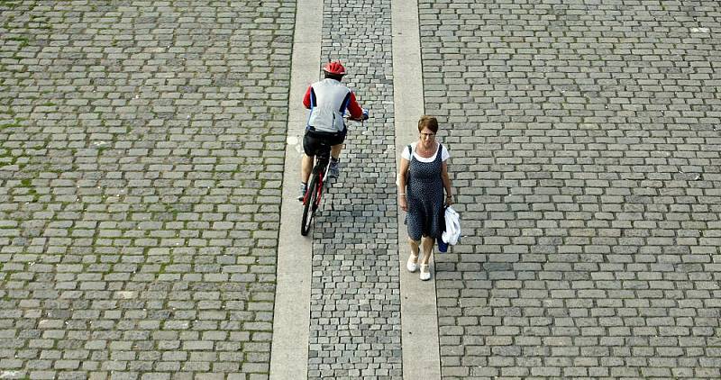 Na pražské náplavce se častým problémem stává, že v pruzích pro cyklisty chodí chodci a cyklisti je musí v plné rychlosti objíždět.