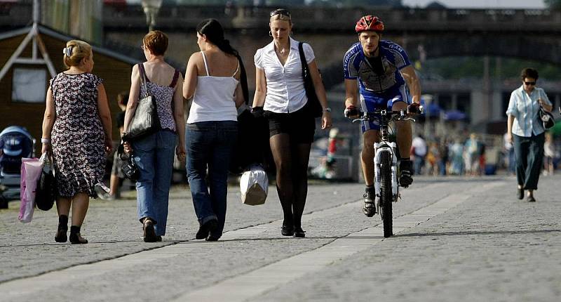 Na pražské náplavce se častým problémem stává, že v pruzích pro cyklisty chodí chodci a cyklisti je musí v plné rychlosti objíždět.