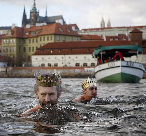 Tříkrálová plavba otužilců pod Karlovým mostem v centru Prahy proběhla 6. ledna.