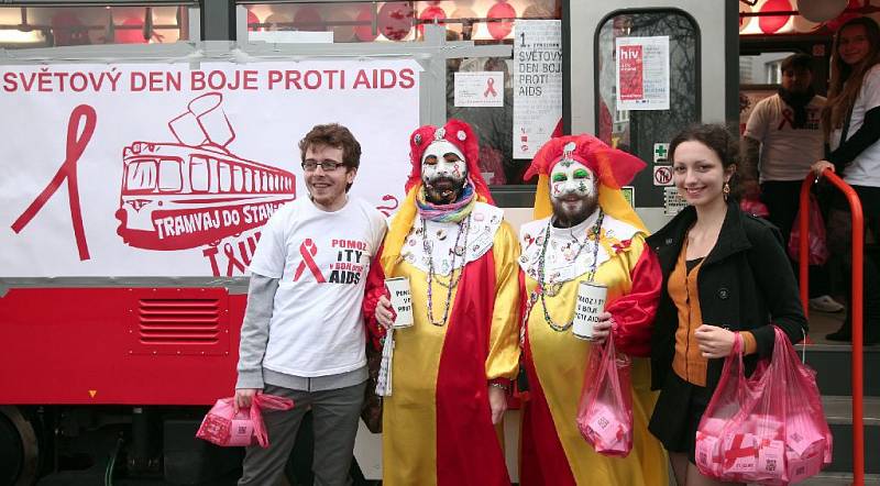 Tramvaj proti AIDS již pojedenácté v pražských ulicích.